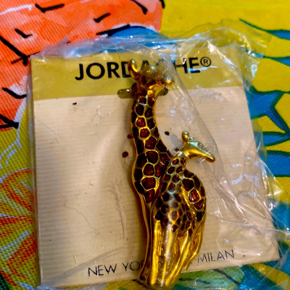 Jordache giraffe mom & baby  pin 2.5” gold with brown